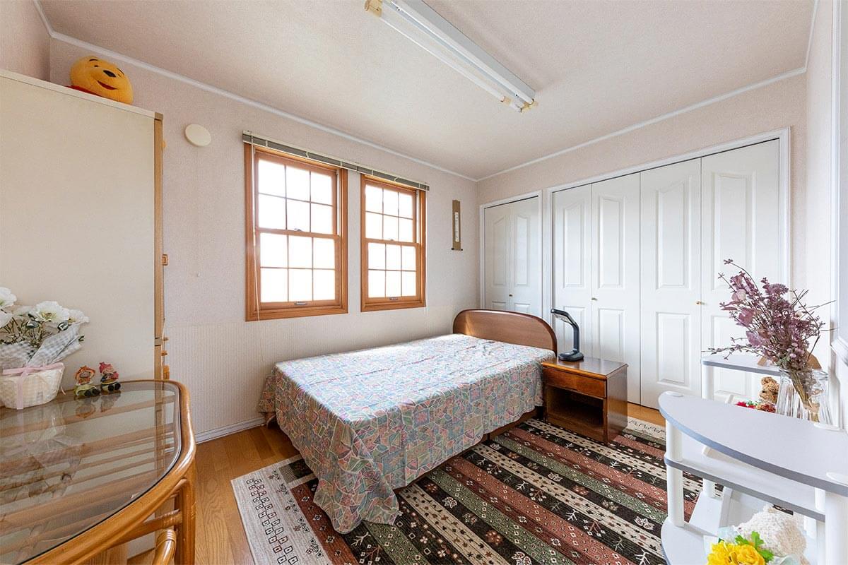 清潔感に溢れるゲスト用のベッドルーム