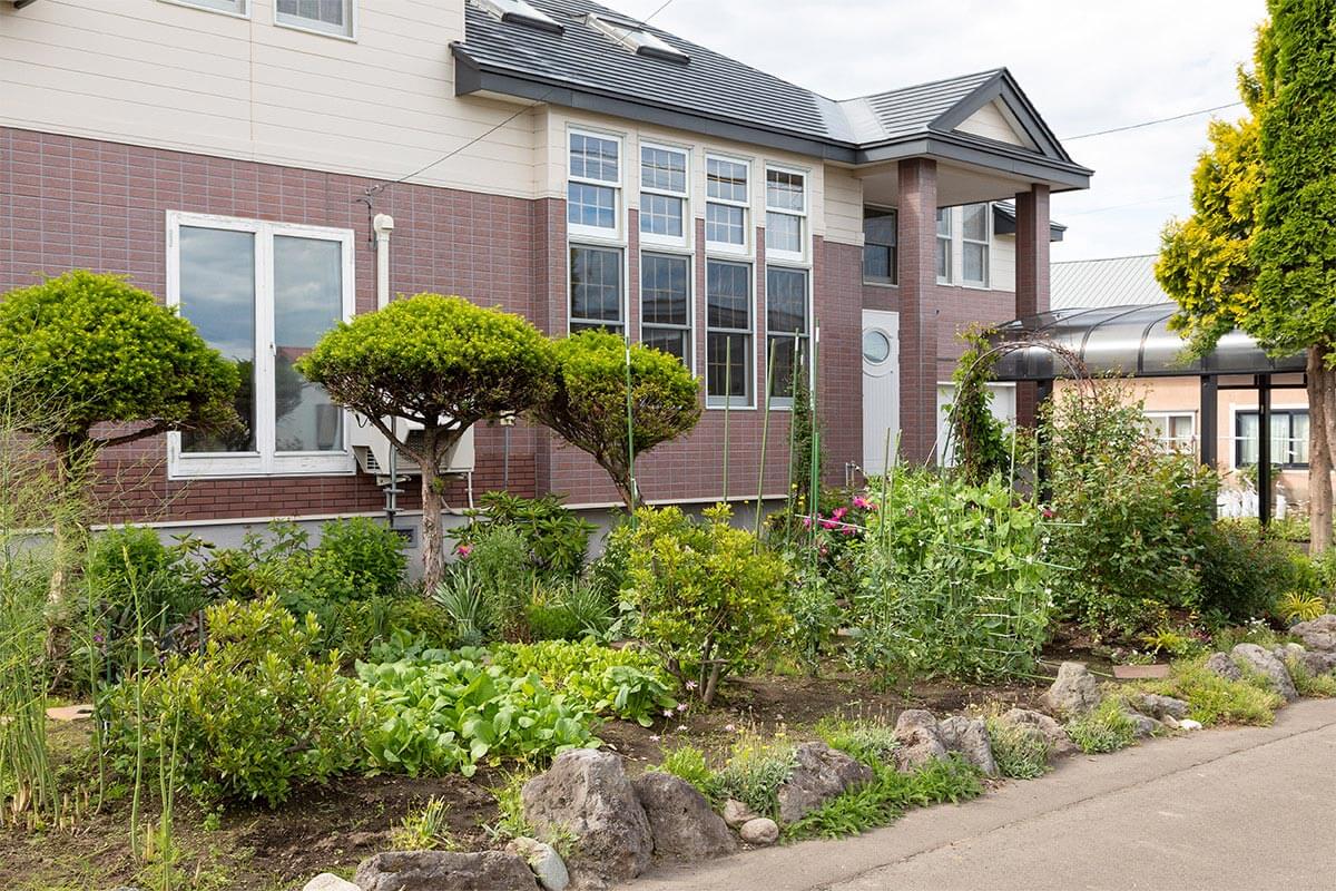 阿部町長ご自宅のキッチンガーデン。運が良ければ摘みたて野菜の朝食も。