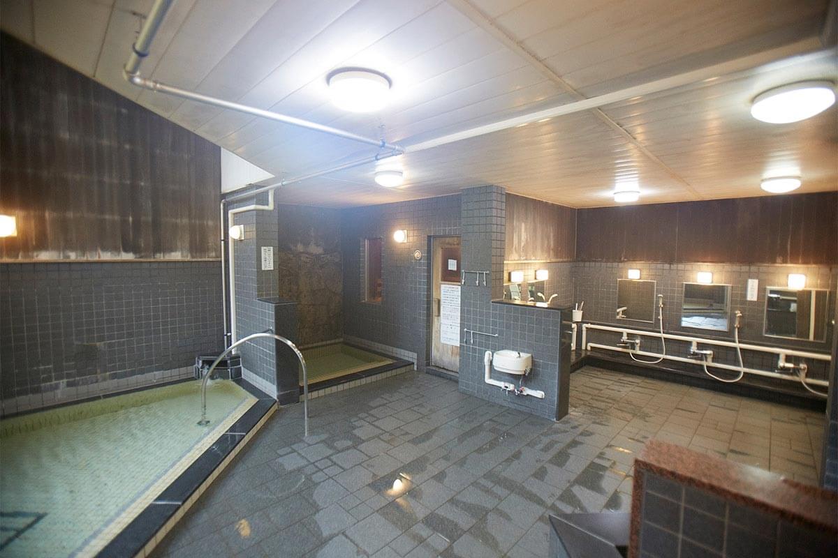 駅前の公営銭湯。町民も利用するので宿泊者とのコミュニケーションの場となることを期待している。