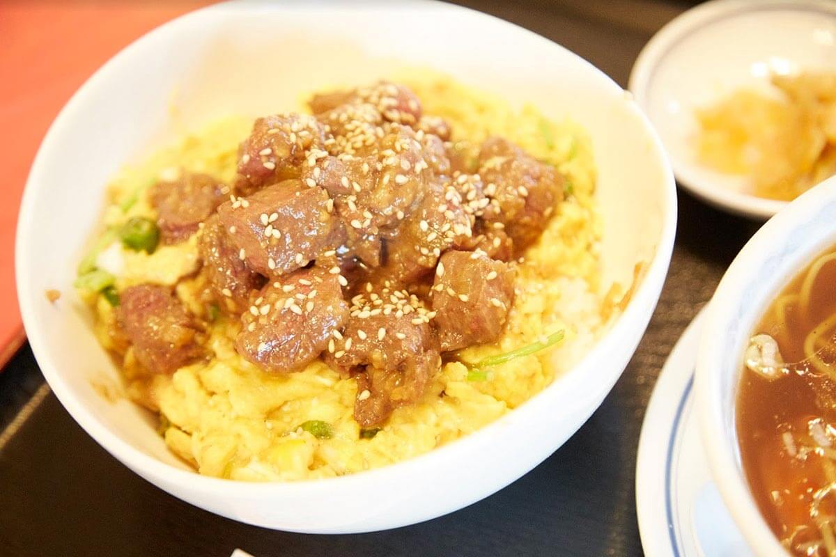 ご当地グルメでグランプリ三冠の”牛玉ステーキ丼”