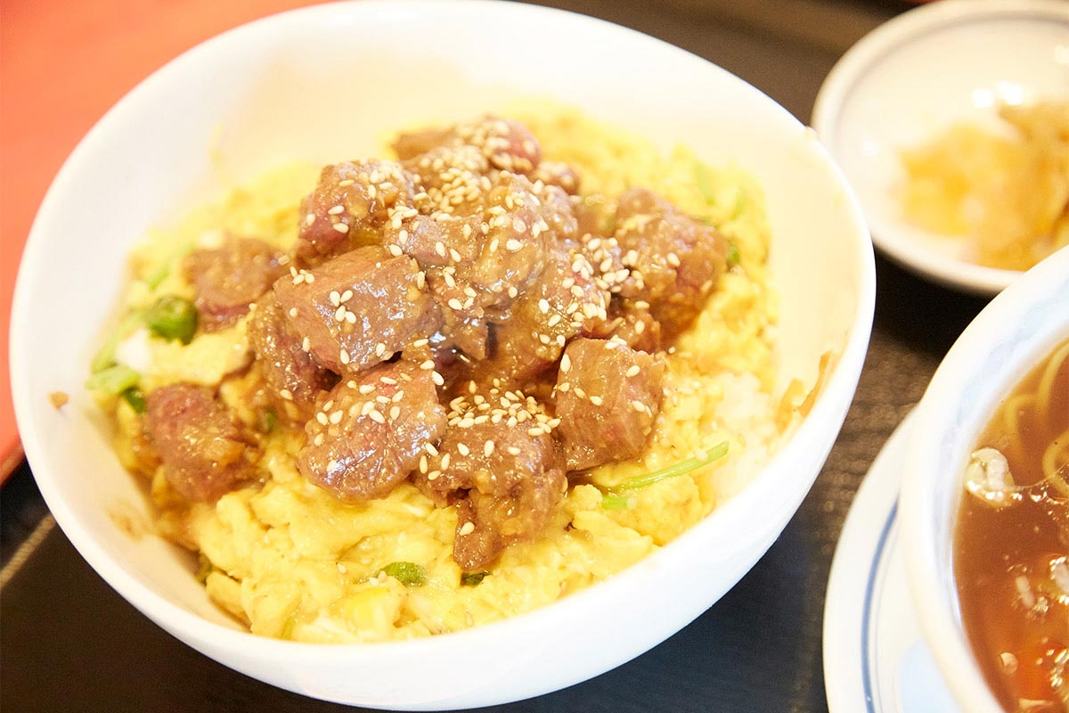 見事北海道ご当地グルメの殿堂入りを果たした“牛玉ステーキ丼”はブランド牛である十勝若牛をサイコロ状にカットし、味噌味を絡めて調理してある。スクランブルエッグも地元産の鶏卵を使用。町内の6店舗で同じレシピで提供されている。