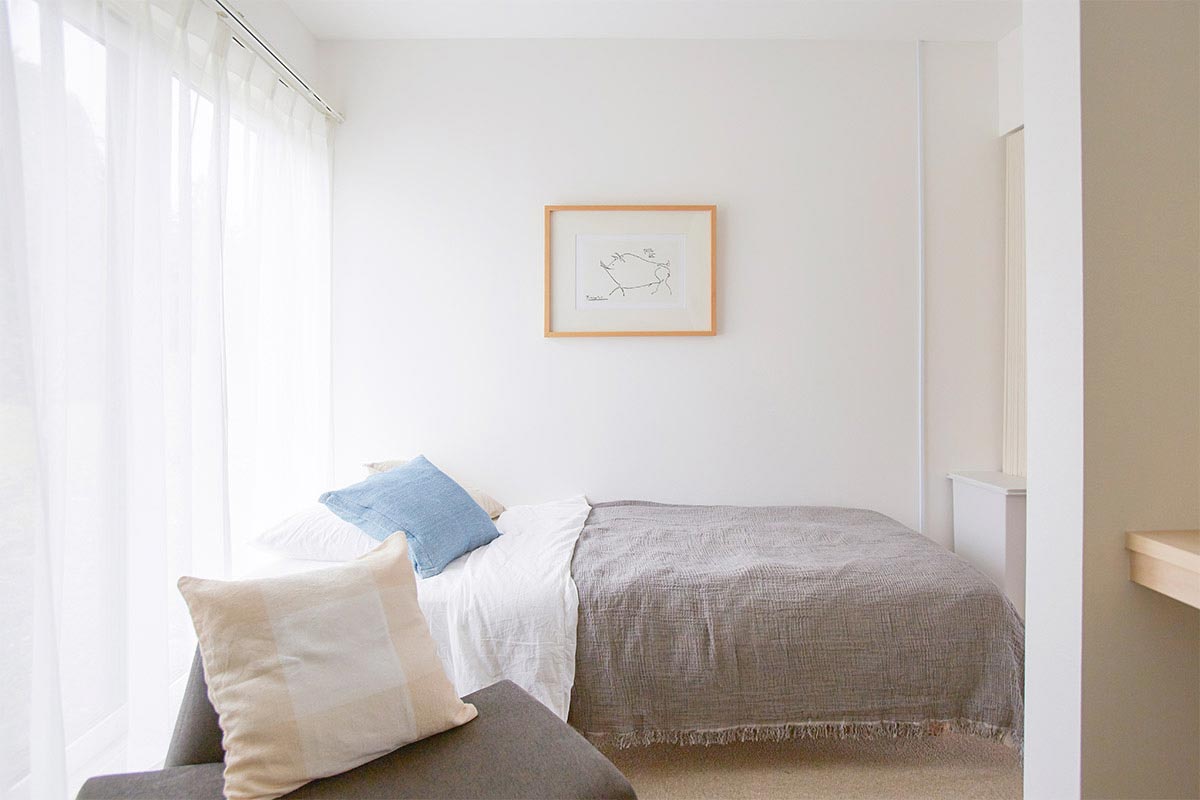 ベッドはソファーとしても使えるのと同時に、なるべく低く、空間を広く感じさせてくれるデザインをセレクト