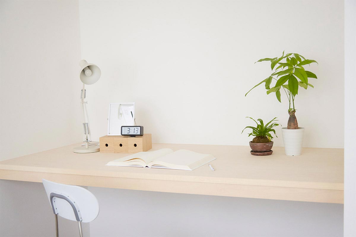 彩りを添える自分の家のように、移住体験住宅にもアートや植物の鉢をインテリアとして取り入れた