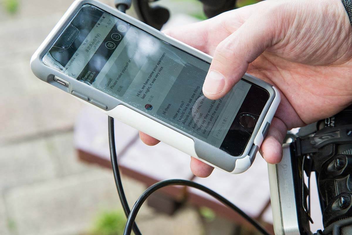 移動中もゲストから届いたメールをチェックするKonishiさん