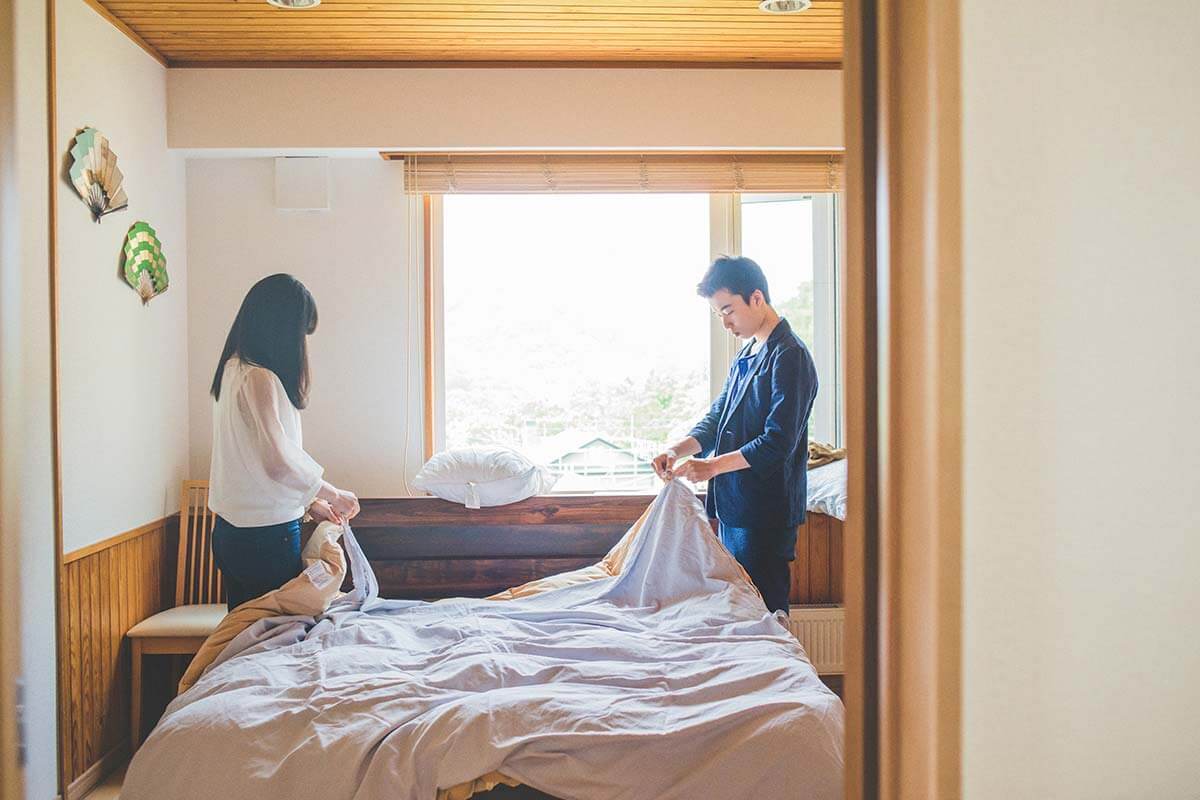 ベッドメーキングを手伝うBarbaraさんの家族