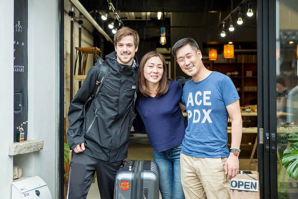 ゲストも交え記念撮影するKitabayashiさん