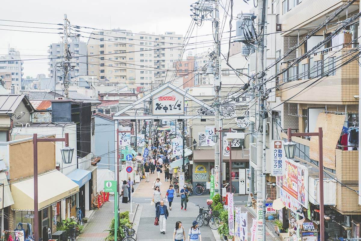 リスティングからすぐの観光客でにぎわう谷中銀座商店街