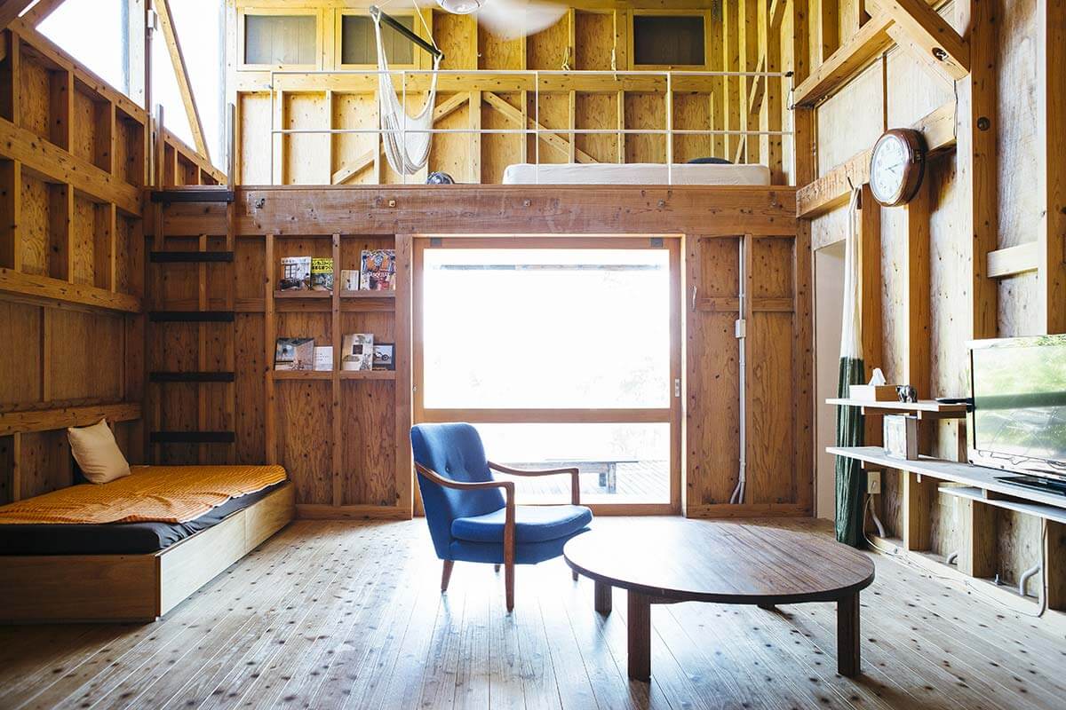 木の温もりに溢れたスタイリッシュなリスティングはまるごと貸し出すスタイル