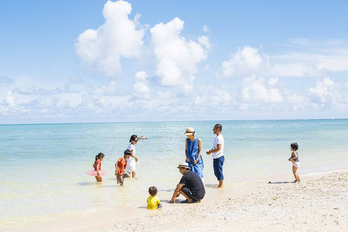 とっておきのビーチでゲストと触れ合うKojiさん、Mariさんのリスティング