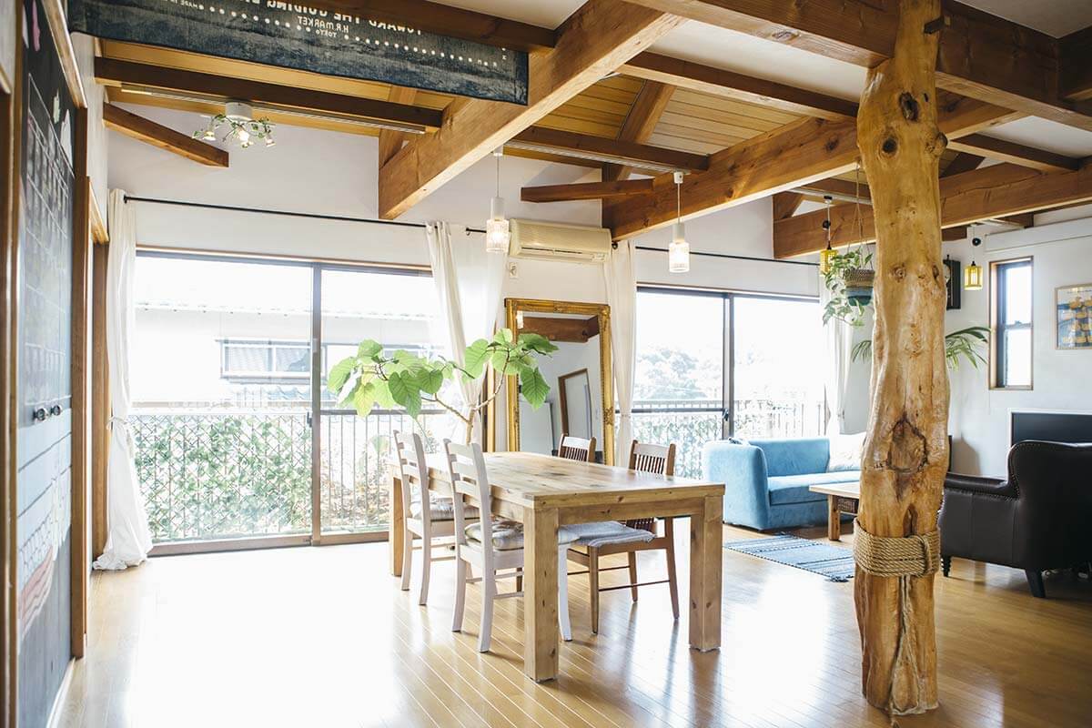 自分たちの手で作り上げた、開放的なリビングダイニング