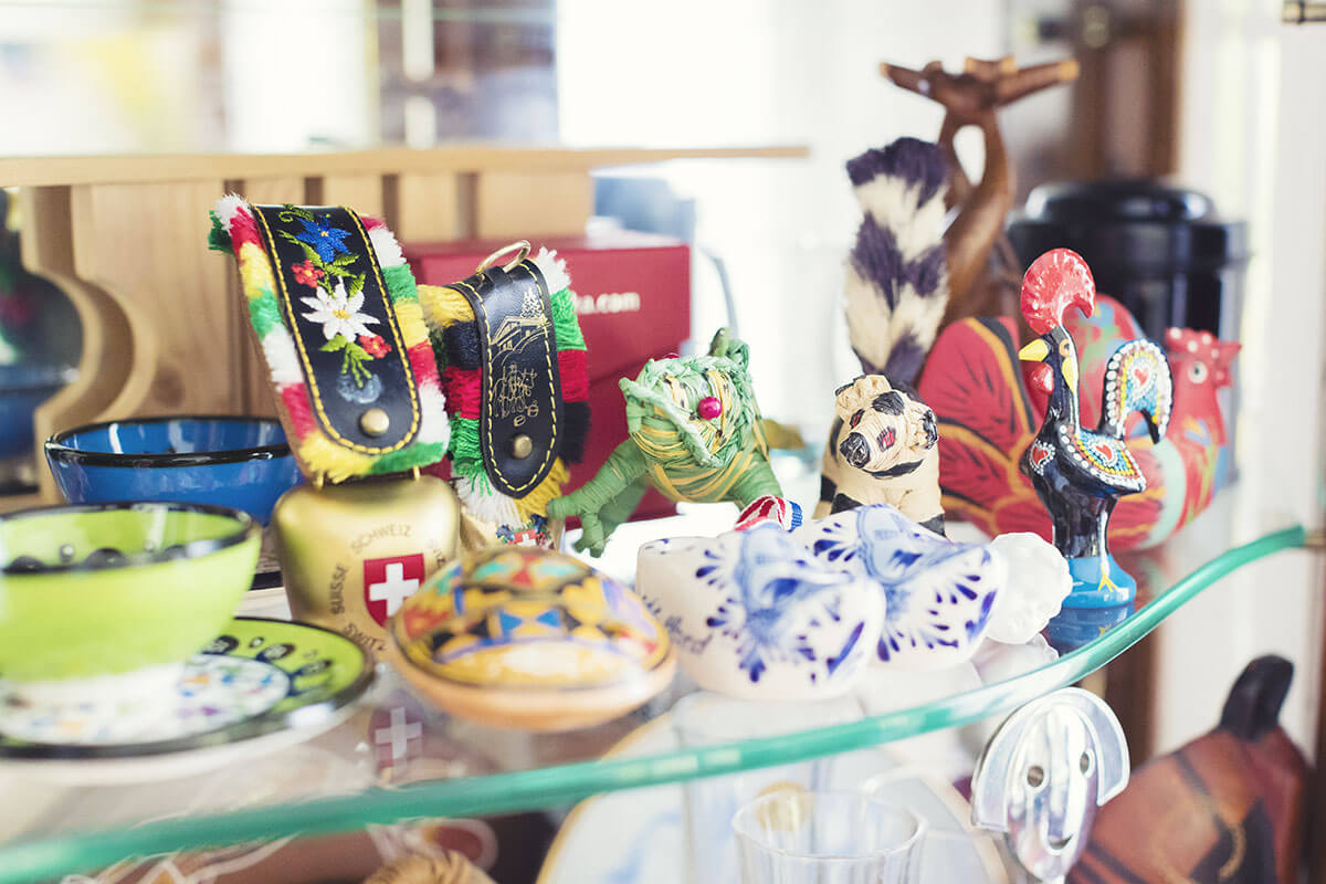 旅先で購入した雑貨が飾り棚にぎっしりとある義二郎さんのリスティング