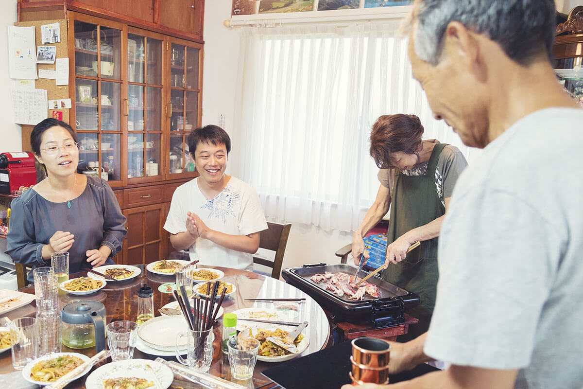 長期滞在のゲストにはローカルフードの体験も提供する義二郎さん