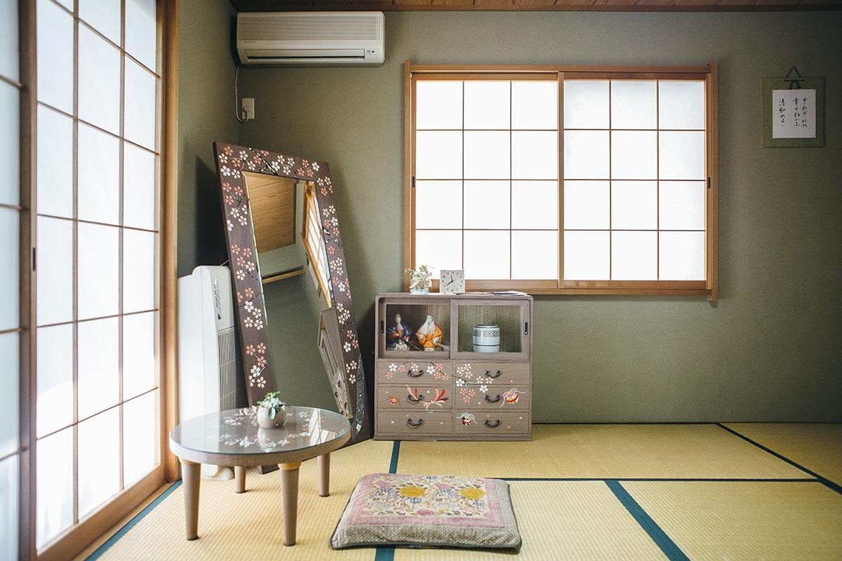 寝泊りする和室には女性らしいセレクトの家具があるMakoさんのリスティング
