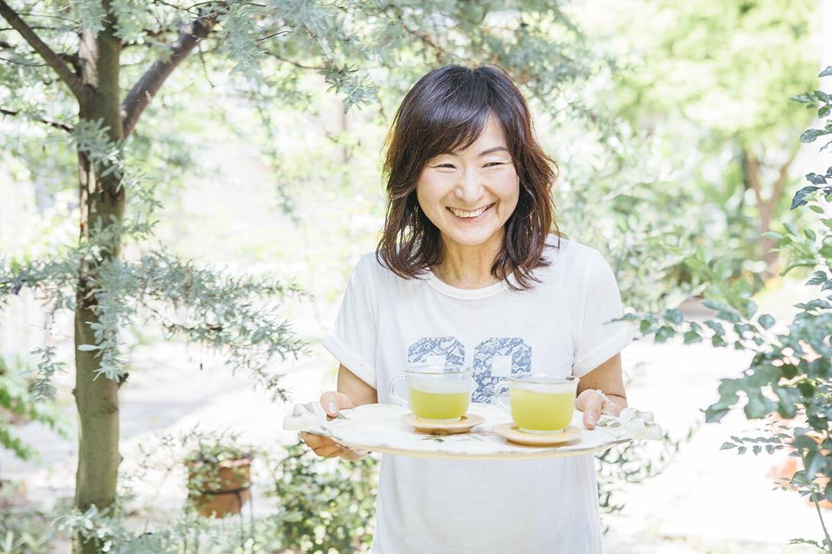 手作りの庭に囲まれたテラスでゲストとグリーンティーを楽しむこともあるMakoさんのリスティング