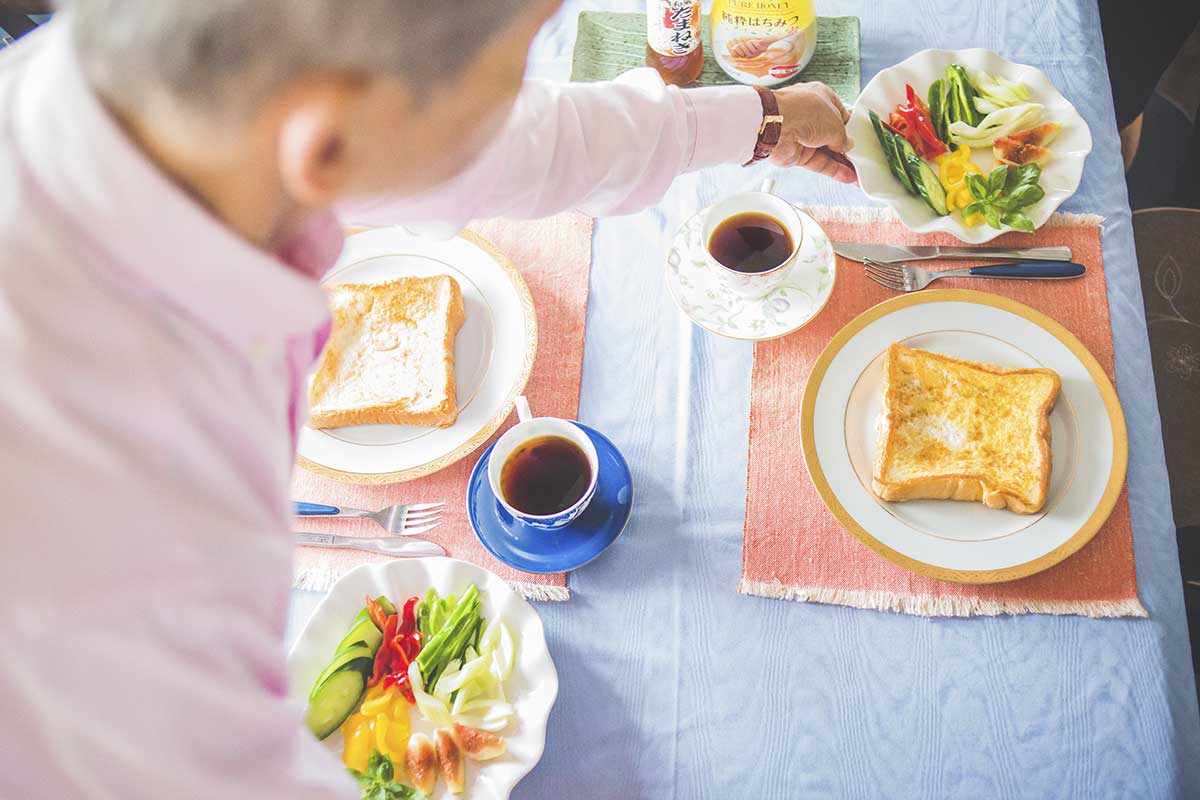 ゲストのリクエストで決める今日の朝食はフレンチトーストとサラダ
