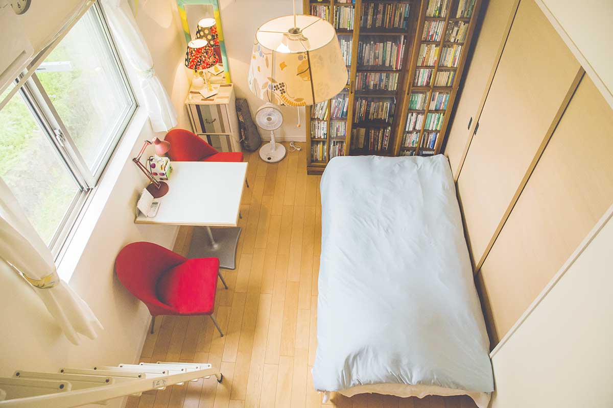 ゲストのためのロフトつきの宿泊スペースは清潔感のある空間