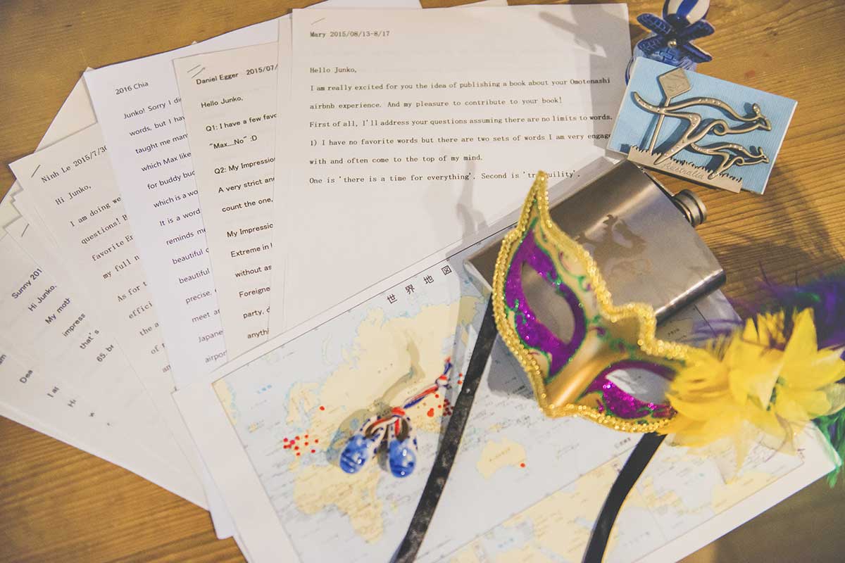ゲストから届いた日本の印象をまとめたメール回答用紙とお土産の品々