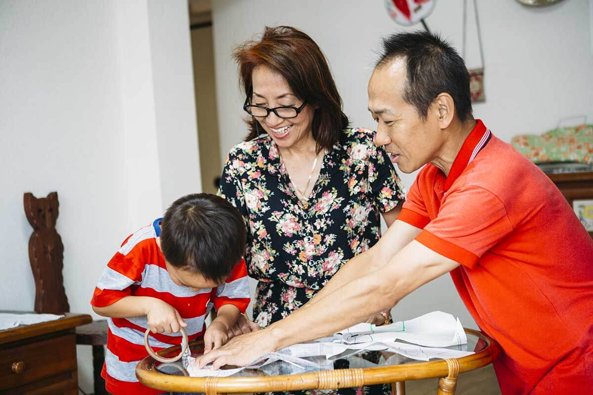 帰国中の孫と遊ぶTakahikoさんと奥様のHirokoさん