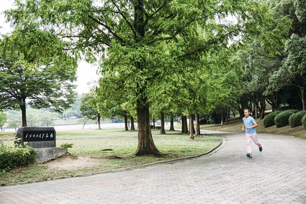 健康のために始めたというジョギングをするTakahikoさん