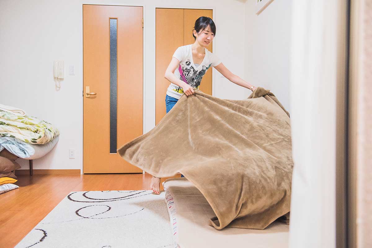 ゲストには布団の敷き方を説明するmakiさん