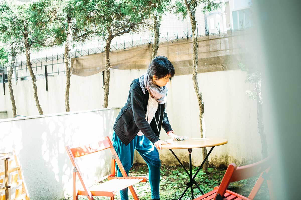 お子さんと一緒に来るゲストに好評の小さな庭のテーブルセット