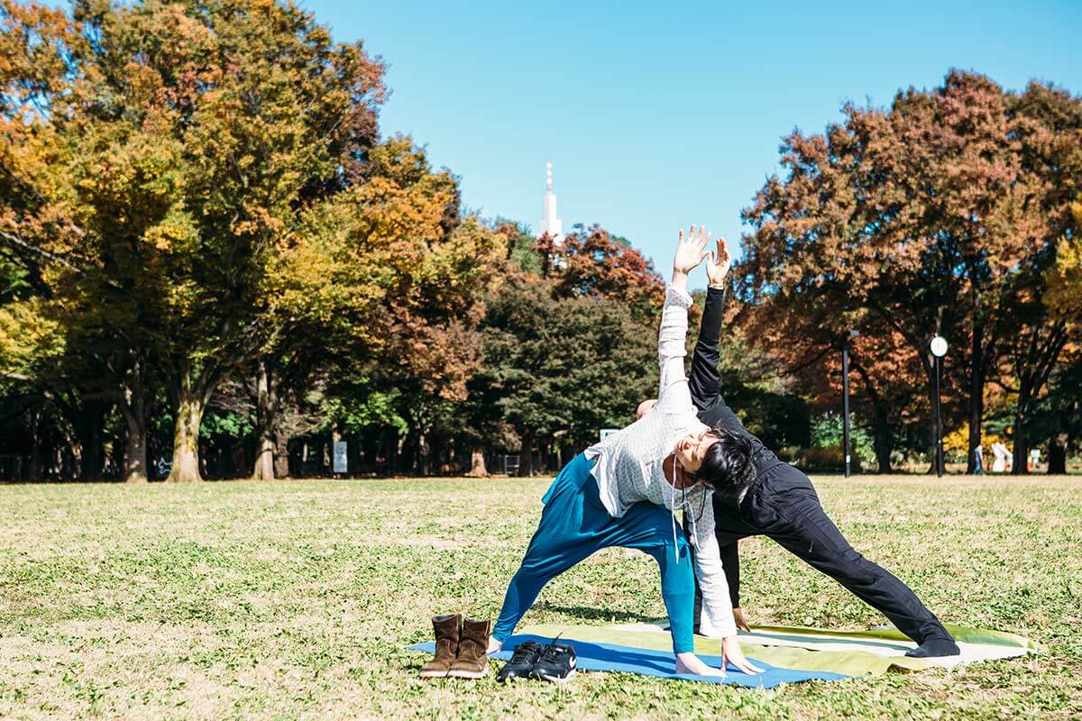 青空の下でゲスト一緒にヨガタイム