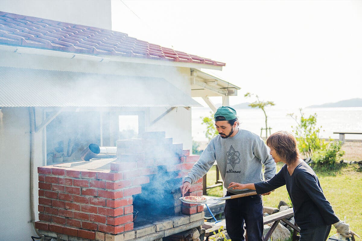 庭にはピザ窯があるので、本格手づくりピザに挑戦することもできる