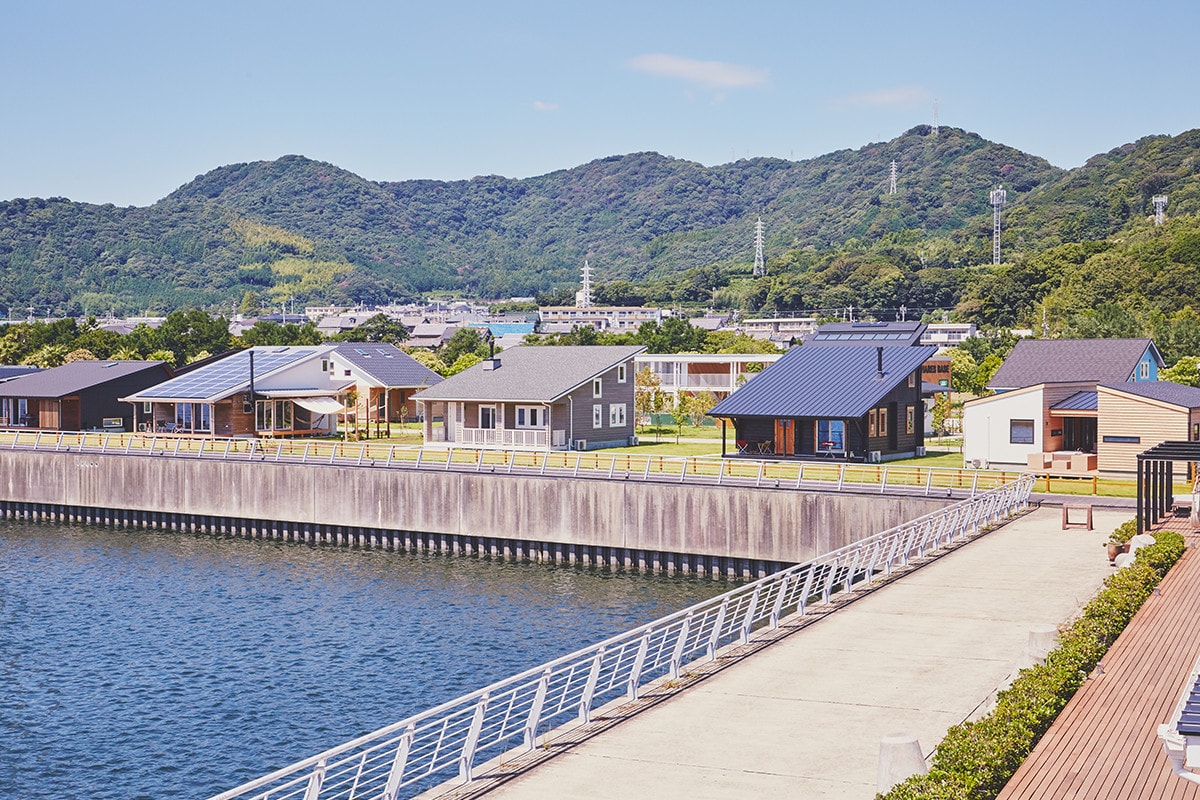 海を囲むようにL字型に並ぶ一軒家が14棟と、アウトドア気分を満喫できる”小屋”が4棟。14棟の一軒家はすべて30坪以内で1500万円前後という規格住宅。値段や広さで選ぶのではなく、自分の好みの空間デザイン、ライフスタイルを優先して選べる。
