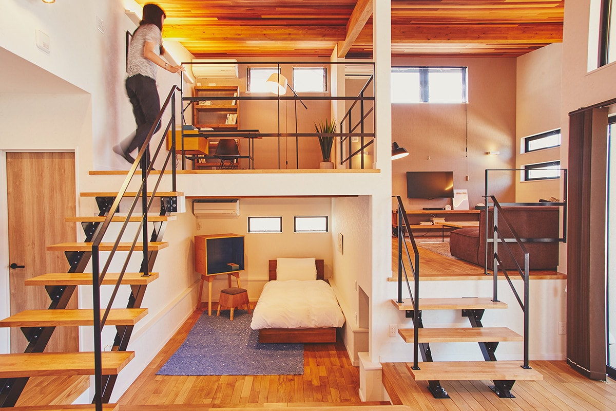 部屋を壁で仕切らず、ゆるやかな段差でつないだこの家のコンセプトは「お互いの時間をゆるやかに共有するステップフロアハウス」。他にも「自然エネルギーを取り入れた自給自足する家」や、「日本の伝統美が息づく“未来”の平屋」など、異なるコンセプトの、ユニークで多彩な住まいを自由に見学・宿泊体験できる。