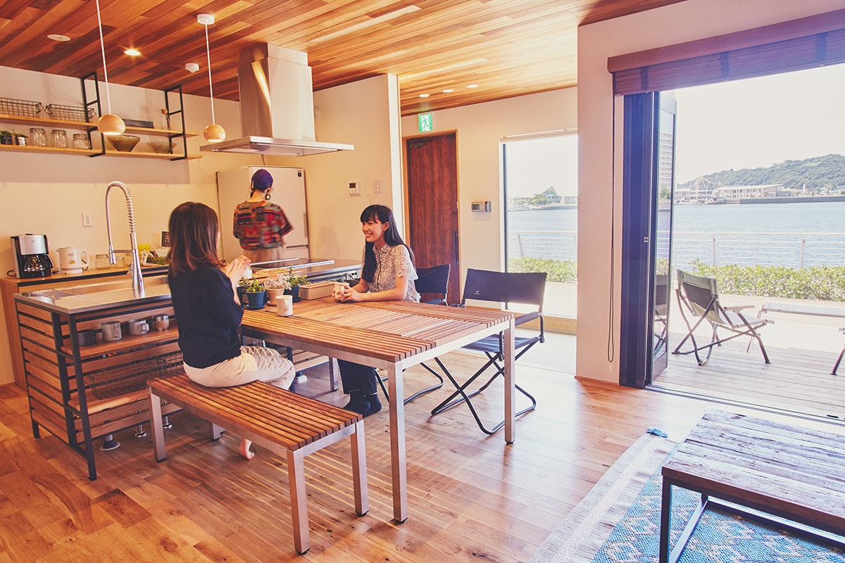 自分たちで食材を持ち込んでキッチンで調理し、お風呂に入った後は気持ちいい潮風に吹かれながらウッドデッキでくつろぐこともできる。ここでの非日常のような”試し暮らし”で、贅沢な時間を味わいながら、暮らし心地を体感できる。