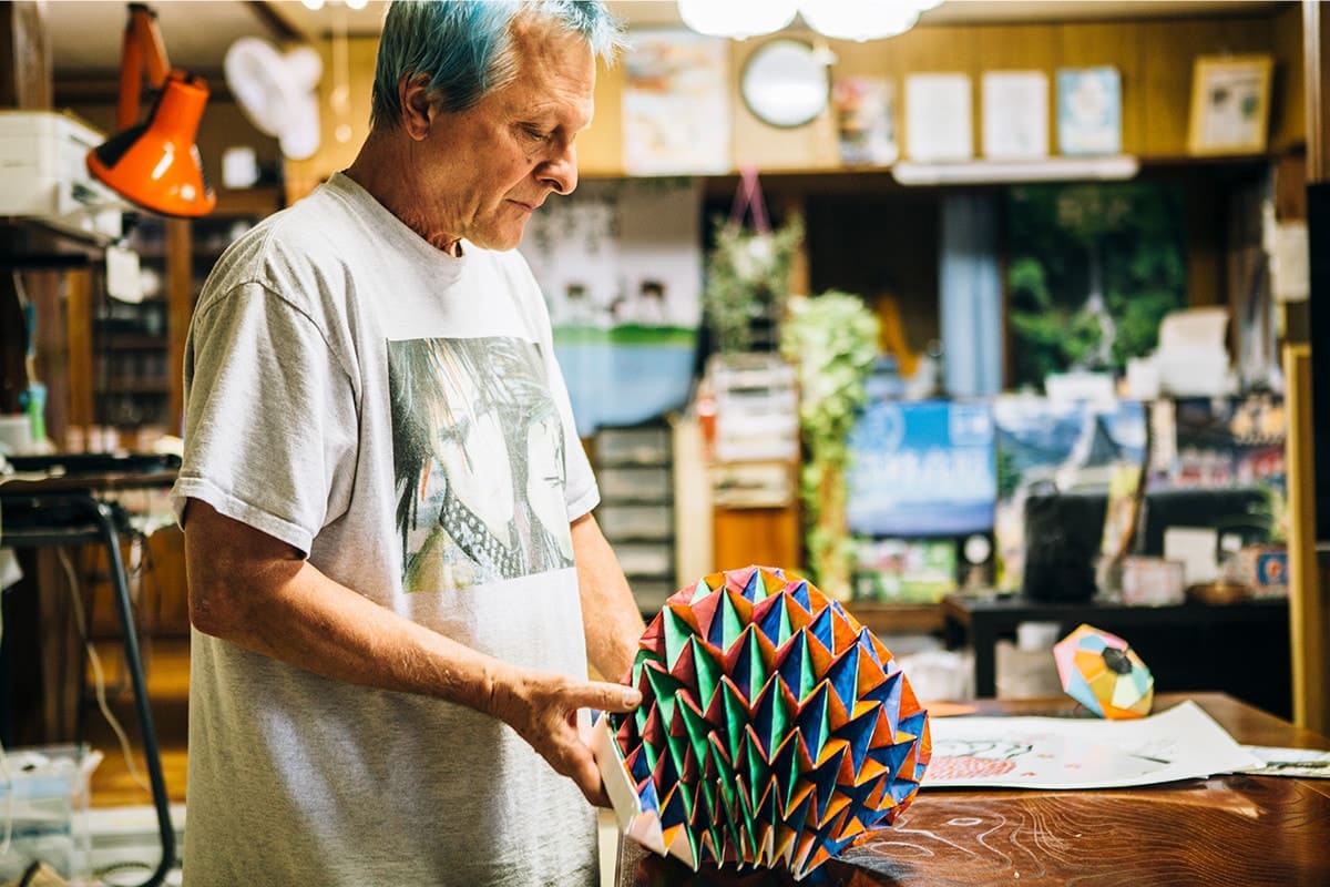 アーティスト・イン・レジデンスで1カ月間、滞在しているというアメリカ人アーティストのアランさん。新旧の日本文化をモチーフにした平面/立体作品をつくっており、とても複雑な折り紙を見せてくれた。