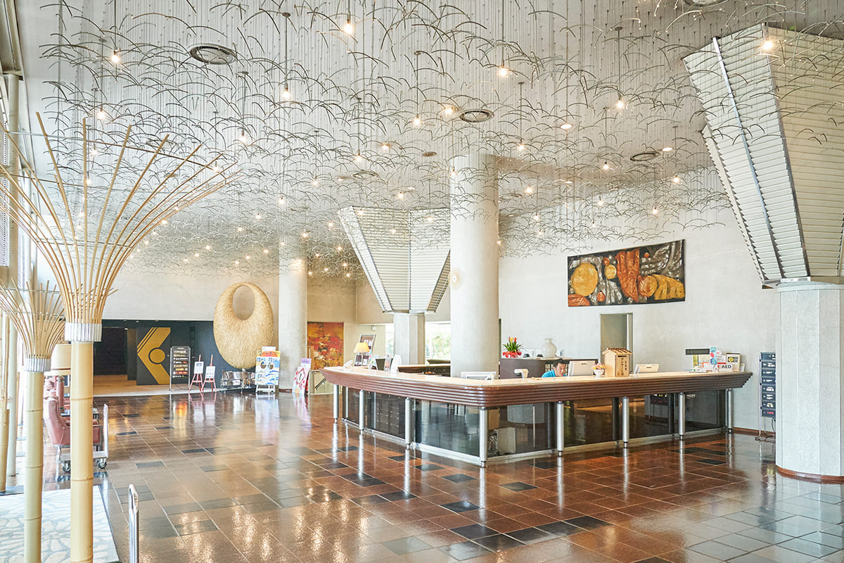 竹中工務店が手がけた現代アートのようなエントランス。天井には細かい波のようなオブジェが吊るされ、朝陽が当たるとキラキラと輝き、美しい。広々とした開放感があり、スタッフの方々は明るい笑顔で迎えてくれる。