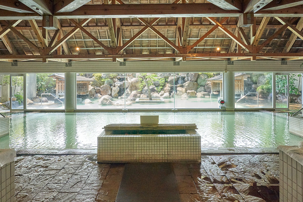 かつては25mプールだったという広い露天風呂がある大浴場「楠湯殿」。60度前後の4つの源泉から引かれたお湯の泉質は、アルカリ性単純温泉。男女日替わりで入れ替わる「菊湯殿」も併設されている。