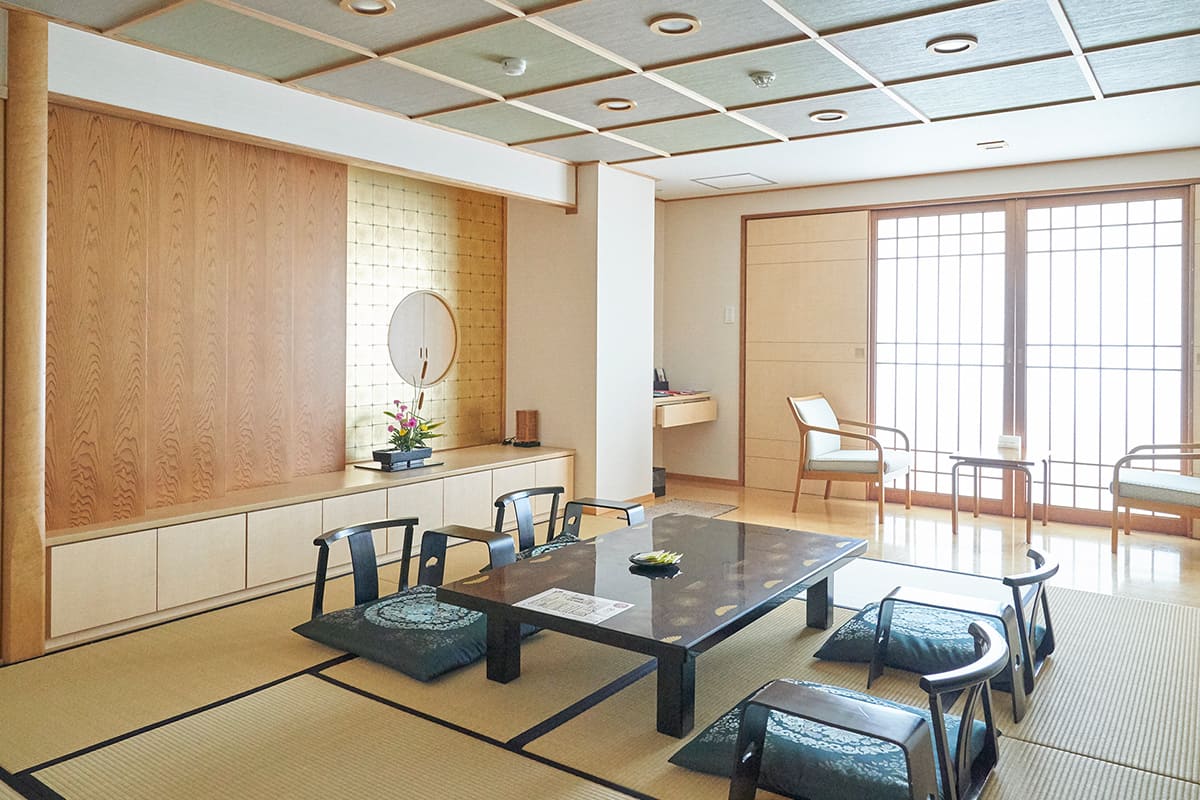 5.5畳の家族風呂付き、和室のあるスイートルーム「花勝見」。白菊の総客室数は115室あり、和室から洋室、メゾネットのある和洋室などタイプが豊富。また、地元の陶芸家が部屋のテーマごとに制作したオリジナルの作品が飾られているのも魅力。