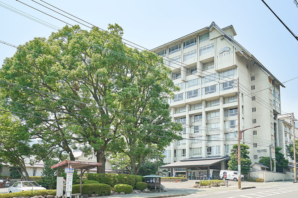 白菊という名前は、先代の女将が菊の花が大好きなことから。お庭には白菊の滝と書かれた塔がある。4階にある日本料理「菊彩香」は今年の7月にミシュラン2つ星を獲得したばかり。料理を打ち出す宿というのもコンセプトの一つだ。