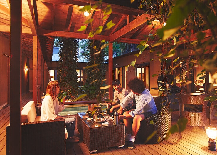 気の合う仲間とフラッと出かけたいアウトドアゴージャスな週末ステイ。