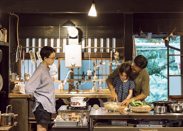 地元の食材でつくるイタリア料理、かまどごはん、川遊びetc. シェフ一家、田舎に“第2の家”を持つ。