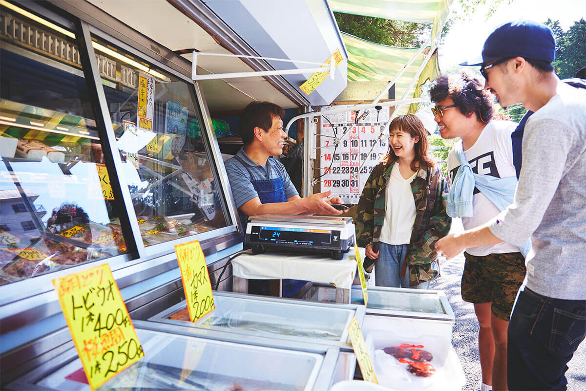 地元の鮮魚店でローカル気分。