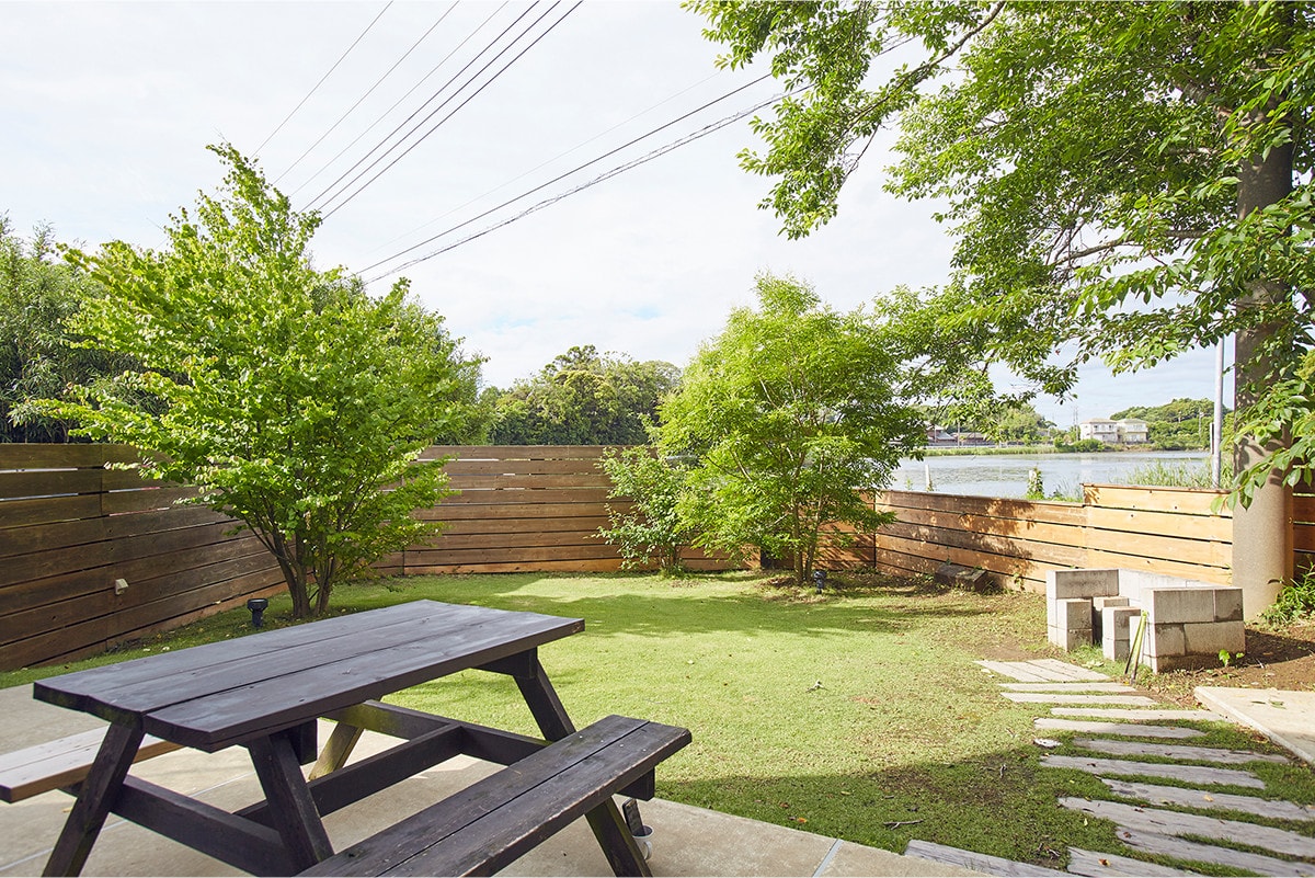 庭ではBBQも可能で、静かな湖畔を目の前にプライベート感たっぷりの滞在が楽しめるのだ。