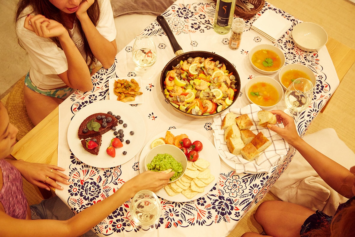 彩り豊かな夏野菜と魚介のパエリア、味もばっちり!