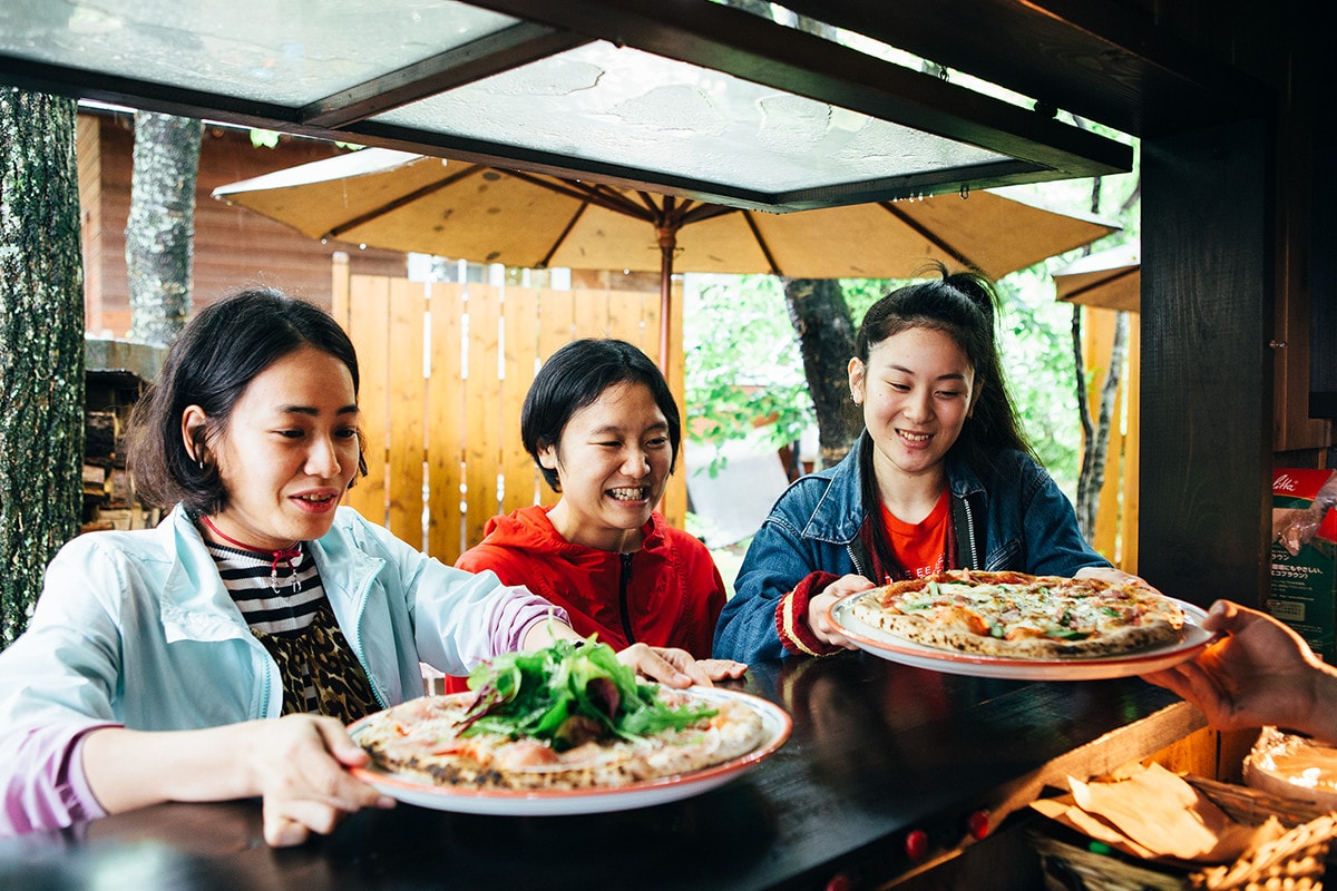 ランチは石窯で焼いた天然酵母のピザを。