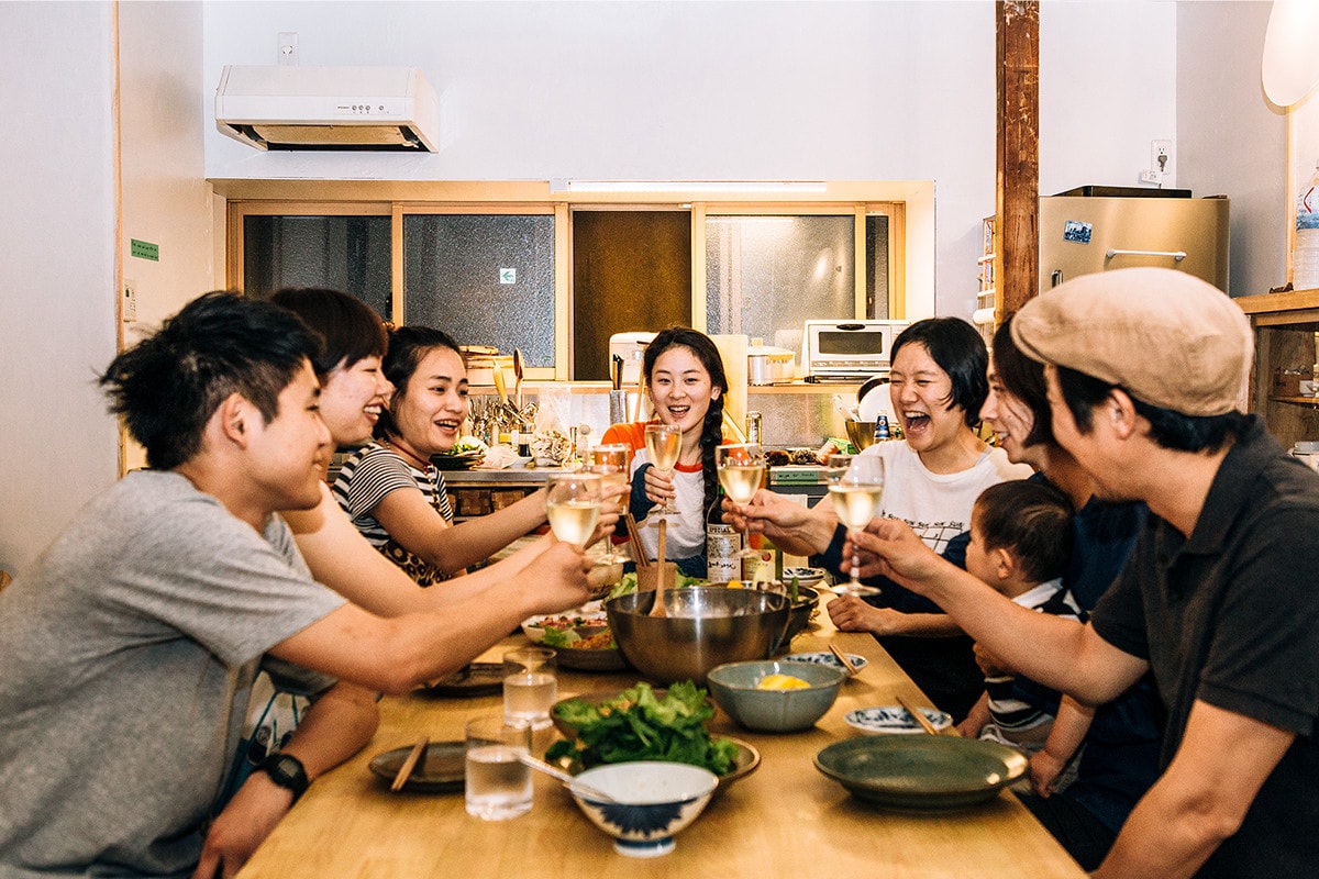 新鮮な野菜をたっぷり使って、ホストさんと一緒に料理。