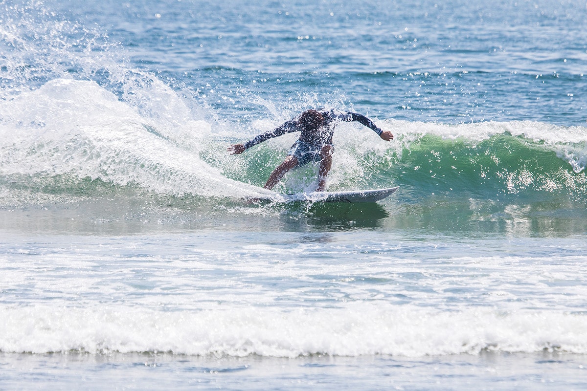 波のサイズは小さいながらも、そこはさすがのプロサーファー。