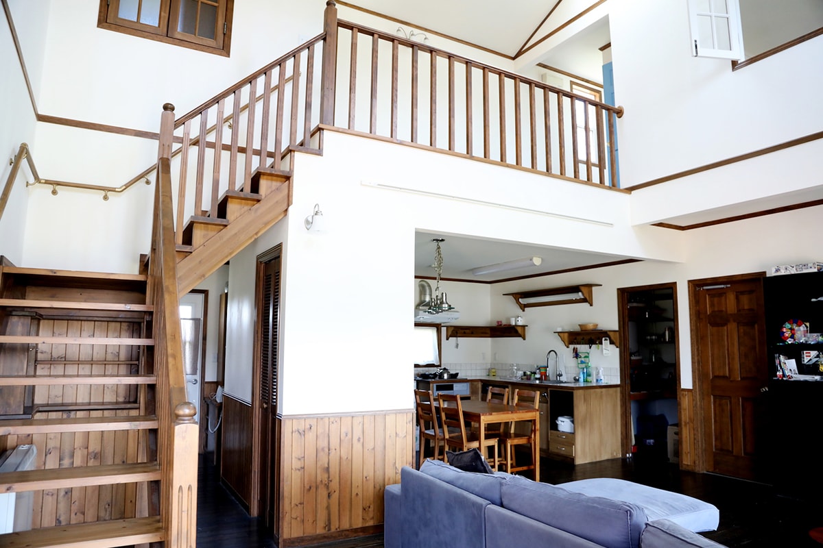 1階は吹き抜けのリビング、2階は寝室になっていて、その上ガレージに遊び道具まで付いている。