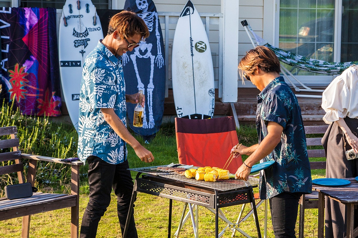火の上では美味しそうな香りを放つ、さっき買ったばかりの野菜や魚介が香ばしく焼きあがる。