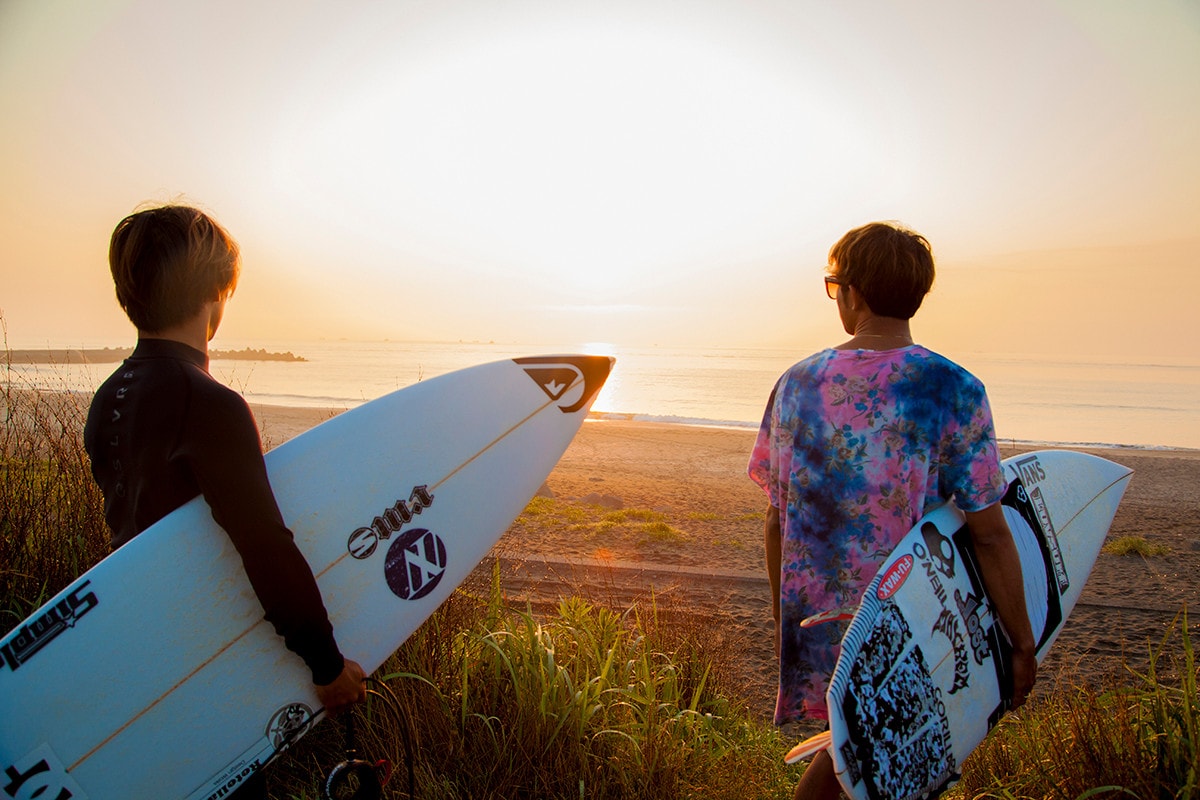サーフボードを小脇に抱えて朝陽が昇る前のビーチを目指す。
