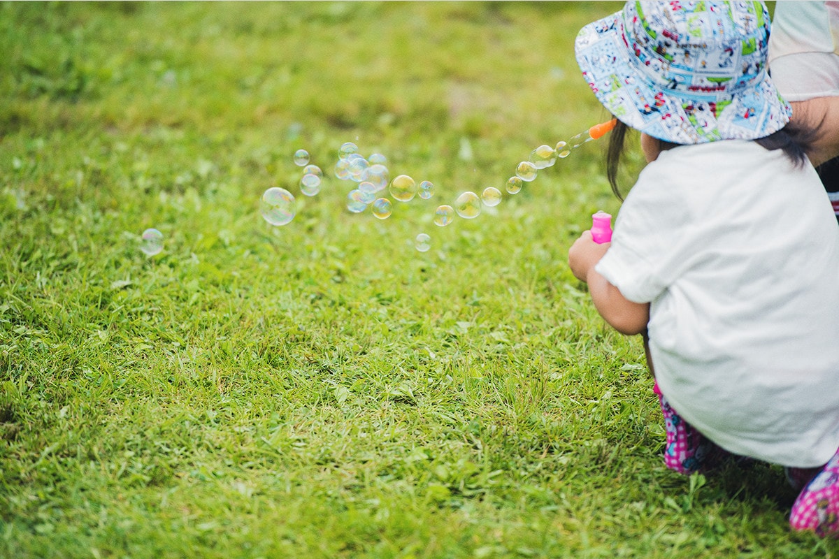 家族連れがシートを広げてピクニック感覚で音楽を楽しむ様子も見られるほど。