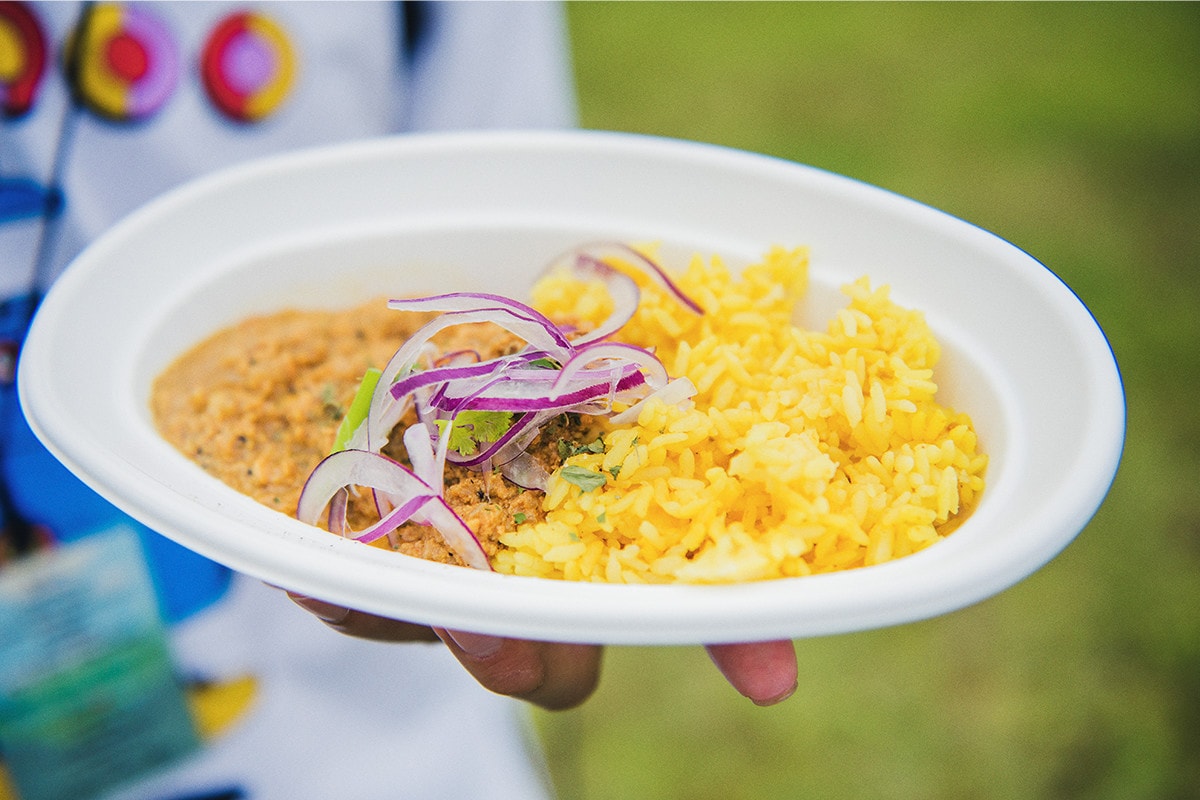 フェスでの楽しみのひとつがフードブースが建ち並ぶフェス飯。津田さんが選んだのは、フェス飯の定番でもあるカレー。