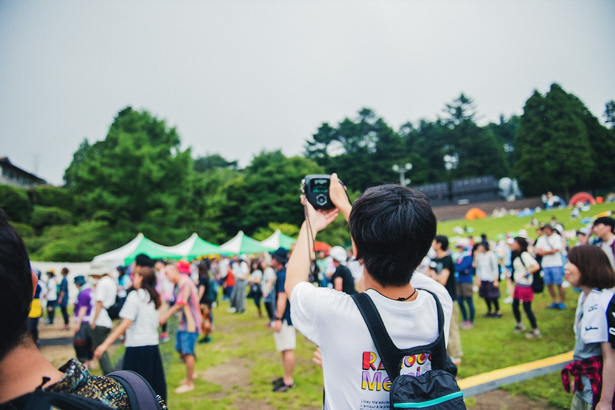 instax SQUAREで撮影を始めた津田さん。