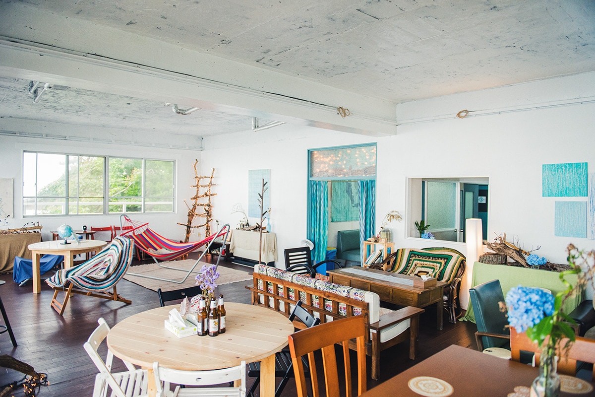 広々としたラウンジは壁一面が窓になっていて、明るく開放的。